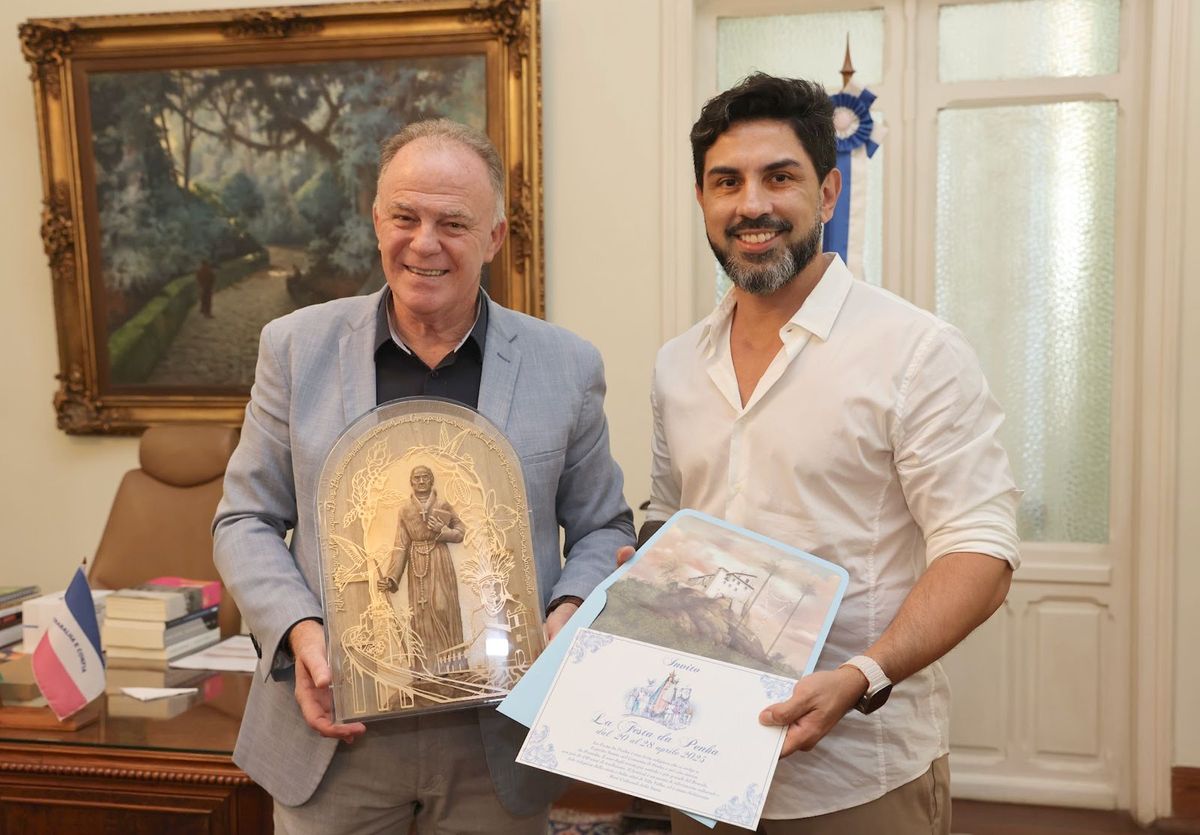 Governador Renato Casagrande e o artista Ivan Coelho com a obra que foi entregue ao Papa Francisco