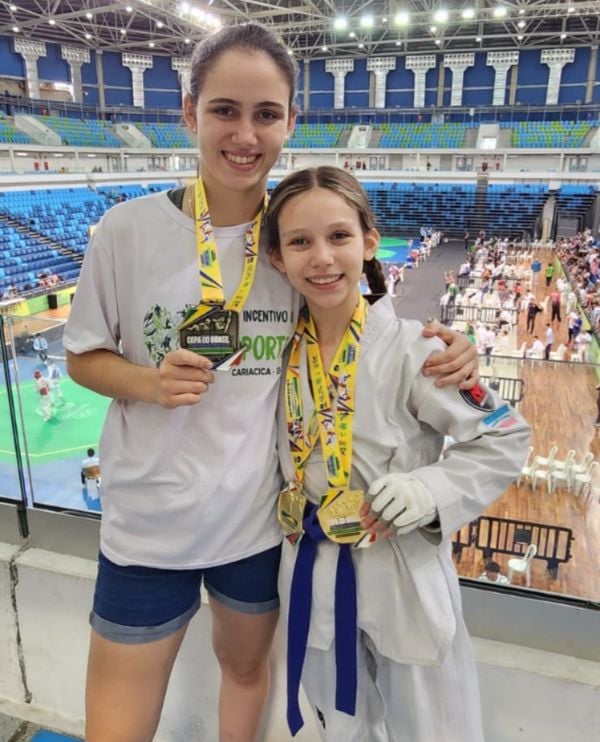 Julia e Manu juntas depois da Copa do Brasil de Taekwondo