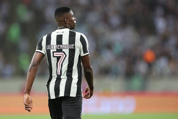 Luiz Henrique, atacante do Botafogo, participa de partida no Maracanã