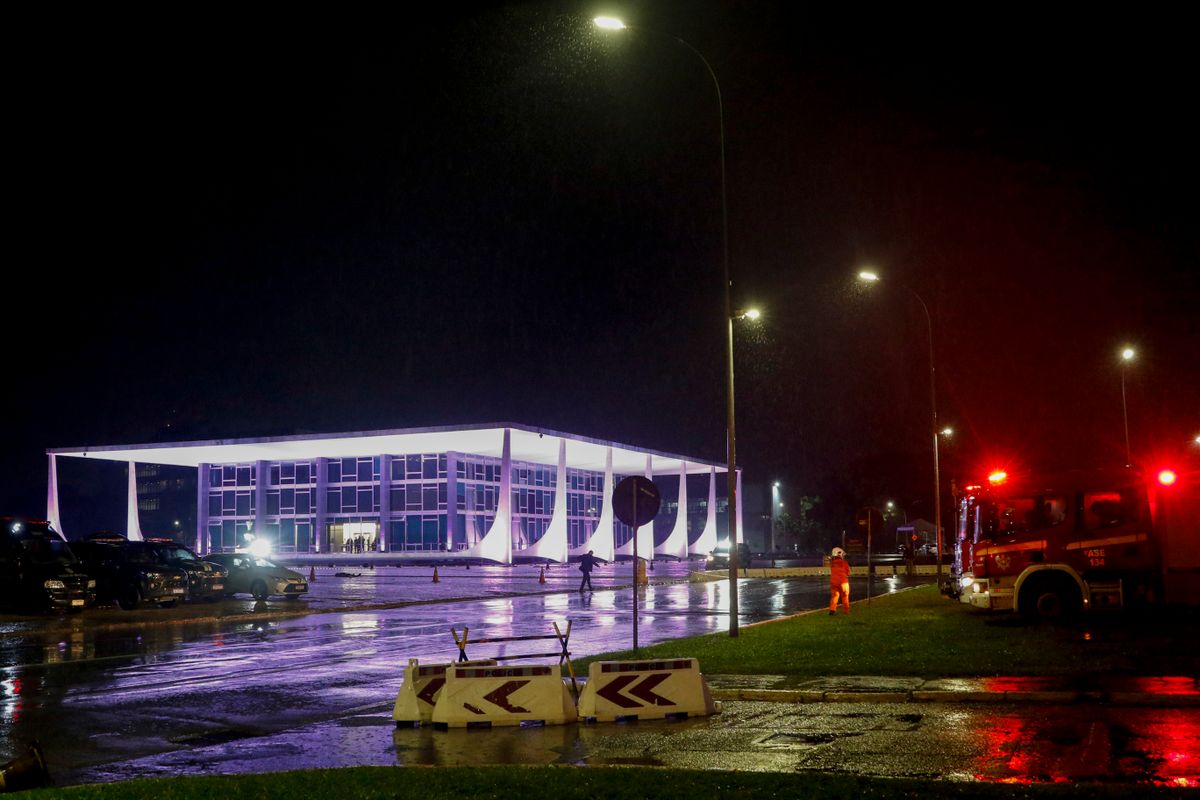  Explosões são ouvidas perto do STF; prédio é evacuado, uma pessoa morreu. 