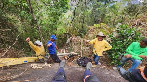 Após usarem um drone, os bombeiros conseguiram ver o cachorro e traçar estratégia para retirar 'Fei' do penhasco