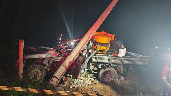 Motorista de um Onix invadiu a contramão ao desviar de um cão e colidiu com uma Ford F-1000. O condutor da Ford ficou preso nas ferragens e foi resgatado pelos bombeiros