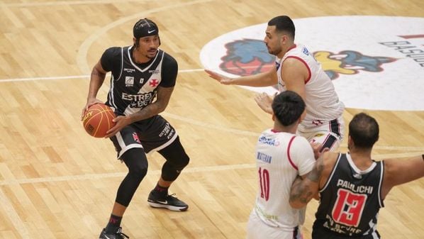 Eddy Carvalho chegou à marca depois de anotar cinco bolas do perímetro no jogo contra o Pato Basquete, nesta terça-feira (12)