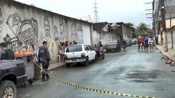 Vítima foi atingida por cinco disparos; rapaz não estava com documentos e não foi identificado