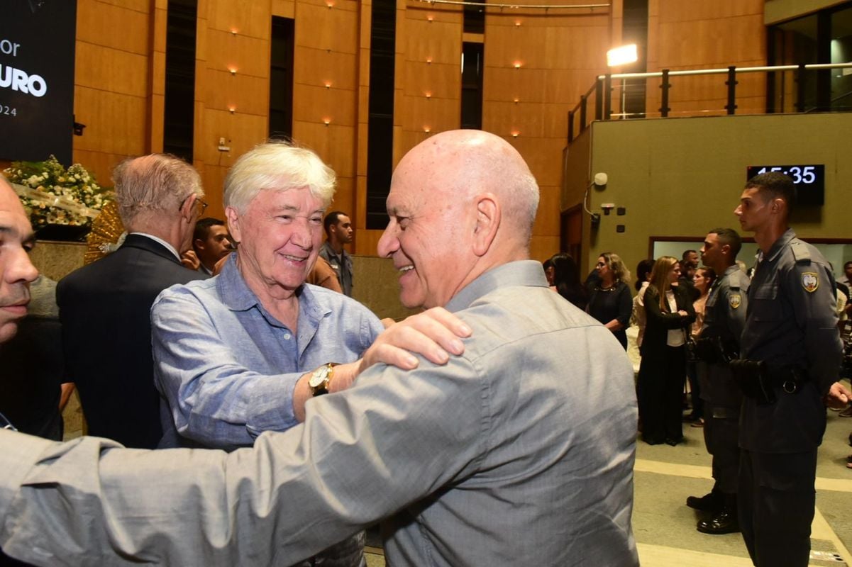 Velório de Max Mauro foi marcado por emoção e homenagens na Assembleia Legislativa do ES por Velório de Max Mauro foi marcado por emoção e homenagens na Assembleia Legislativa do ES