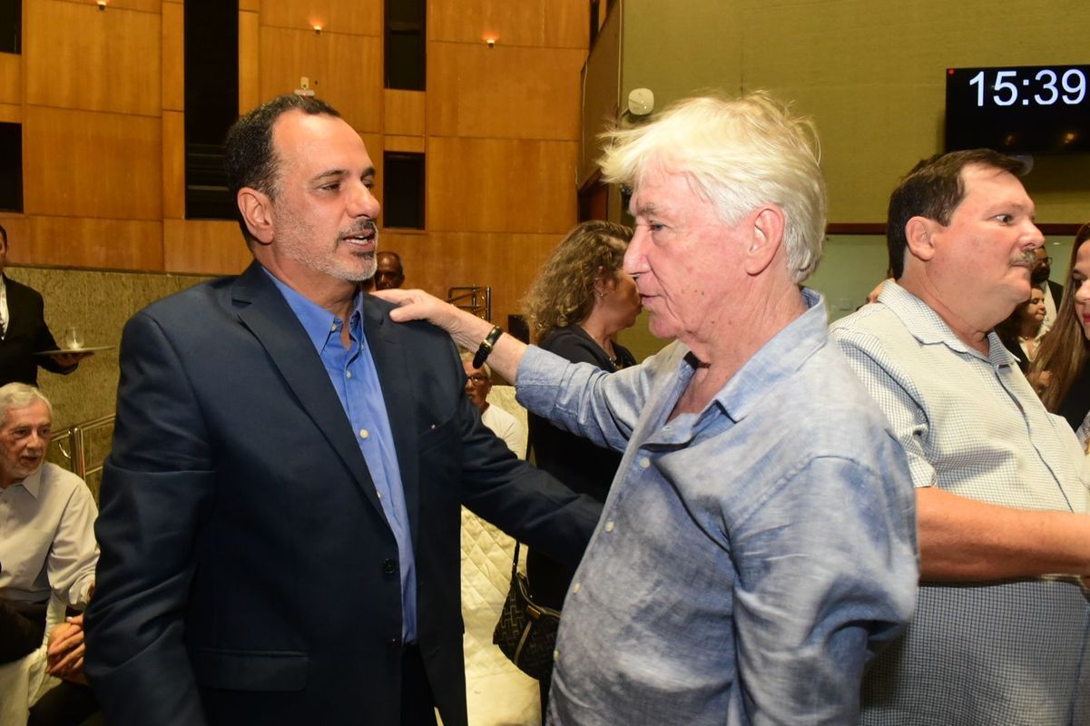 Velório de Max Mauro foi marcado por emoção e homenagens na Assembleia Legislativa do ES por Velório de Max Mauro foi marcado por emoção e homenagens na Assembleia Legislativa do ES