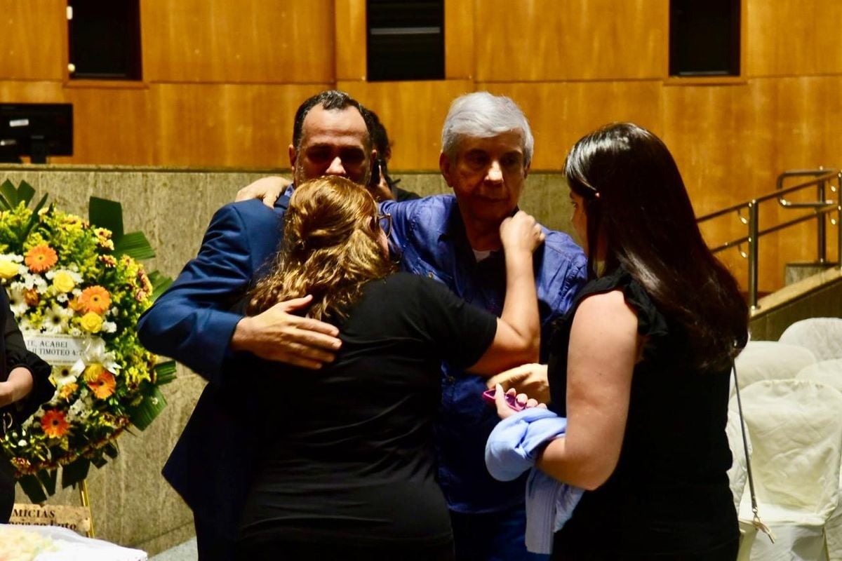 Velório de Max Mauro foi marcado por emoção e homenagens na Assembleia Legislativa do ES por Velório de Max Mauro foi marcado por emoção e homenagens na Assembleia Legislativa do ES