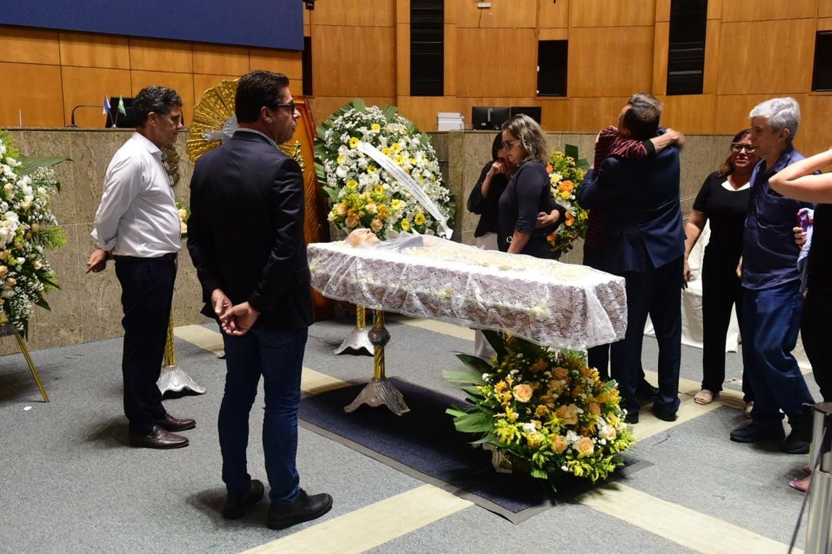 Velório de Max Mauro foi marcado por emoção e homenagens na Assembleia Legislativa do ES por Velório de Max Mauro foi marcado por emoção e homenagens na Assembleia Legislativa do ES