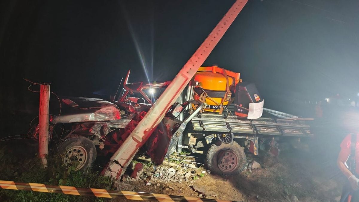 Ford F-1000 ficou destruído e com poste pendurado sobre o veículo