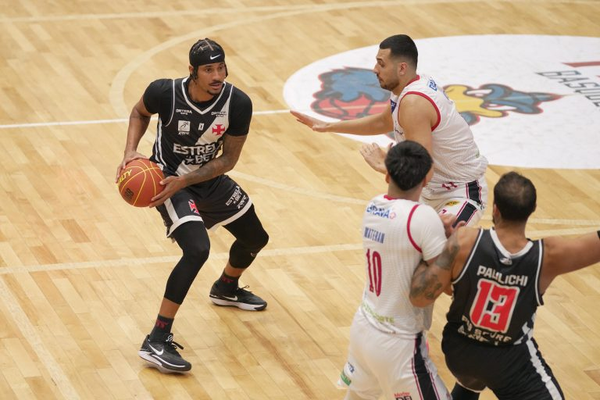 Eddy Carvalho contra o Pato Basquete