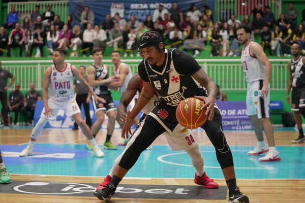 Eddy Carvalho contra o Pato Basquete