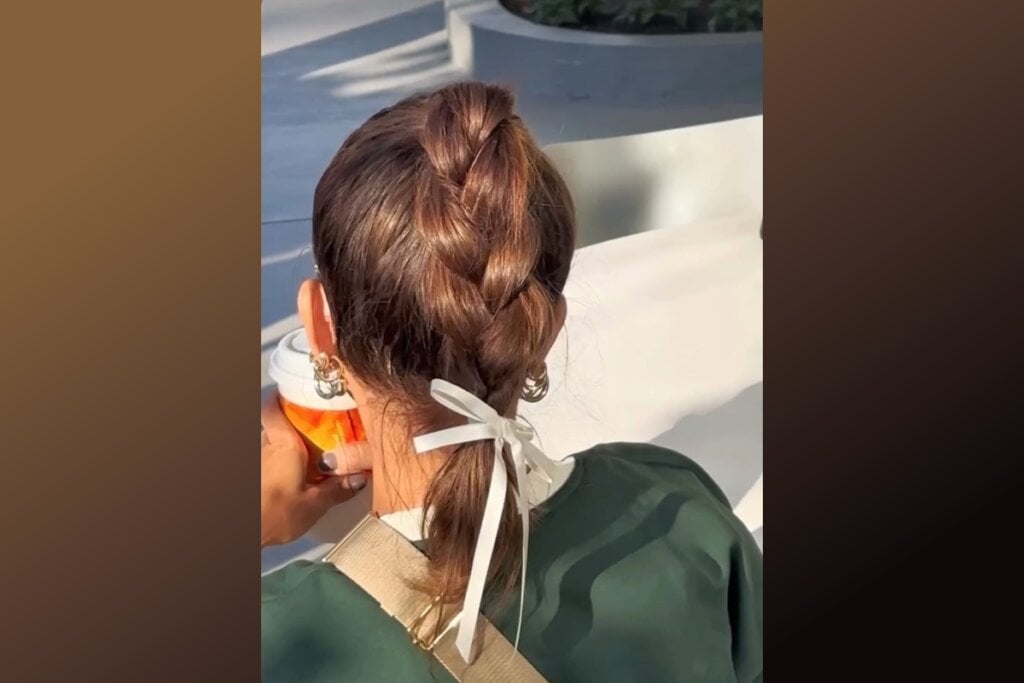 Esse penteado combina elegância e charme para o dia a dia, com destaque para as tranças e o toque delicado da fita (Imagem: Cabeleireira Janny Mota)