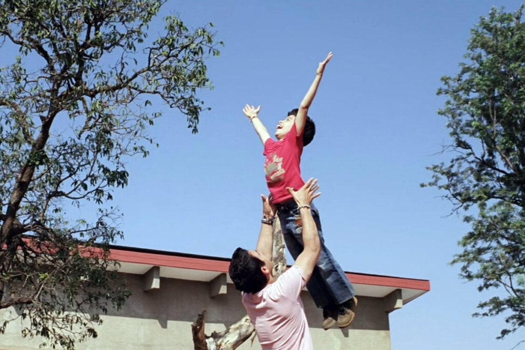 No filme ‘Como estrelas na Terra’, o professor Nikumbh busca formas criativas para ensinar seu aluno Ishaan, que tem dislexia (Imagem: Reprodução digital | YouTube)