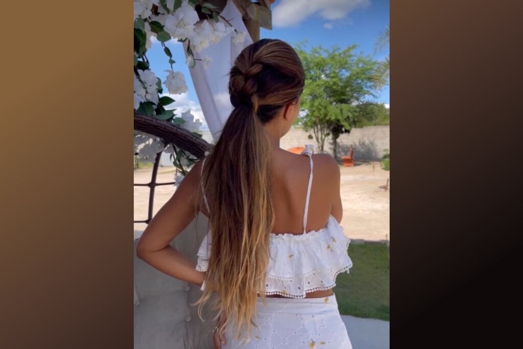 Variação de trança embutida que se mistura com um rabo de cavalo baixo, este penteado cria um visual sofisticado e romântico (Imagem: Cabeleireira Janny Mota)