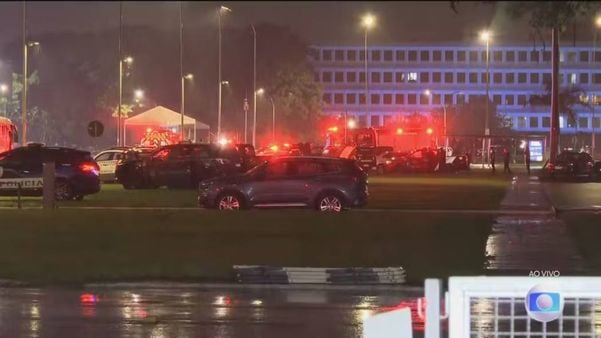 Praça dos Três Poderes, em Brasília, é isolada depois de duas explosões