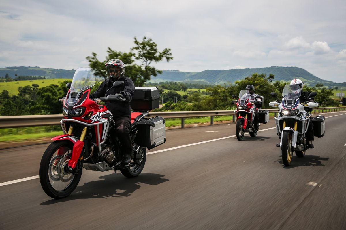 rupo de motociclistas na estrada: 