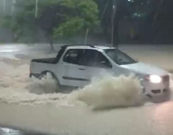 Trecho da BR 101 em Linhares durante chuva forte de quarta-feira (13)