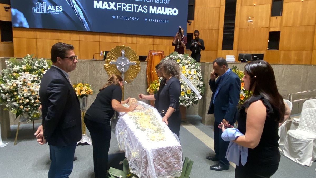 Velório de Max Mauro foi marcado por emoção e homenagens na Assembleia Legislativa do ES por Tiago Alencar