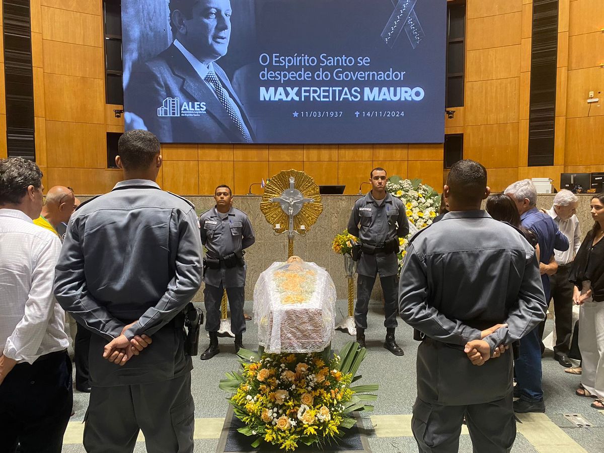 Velório de Max Mauro foi marcado por emoção e homenagens na Assembleia Legislativa do ES por Tiago Alencar