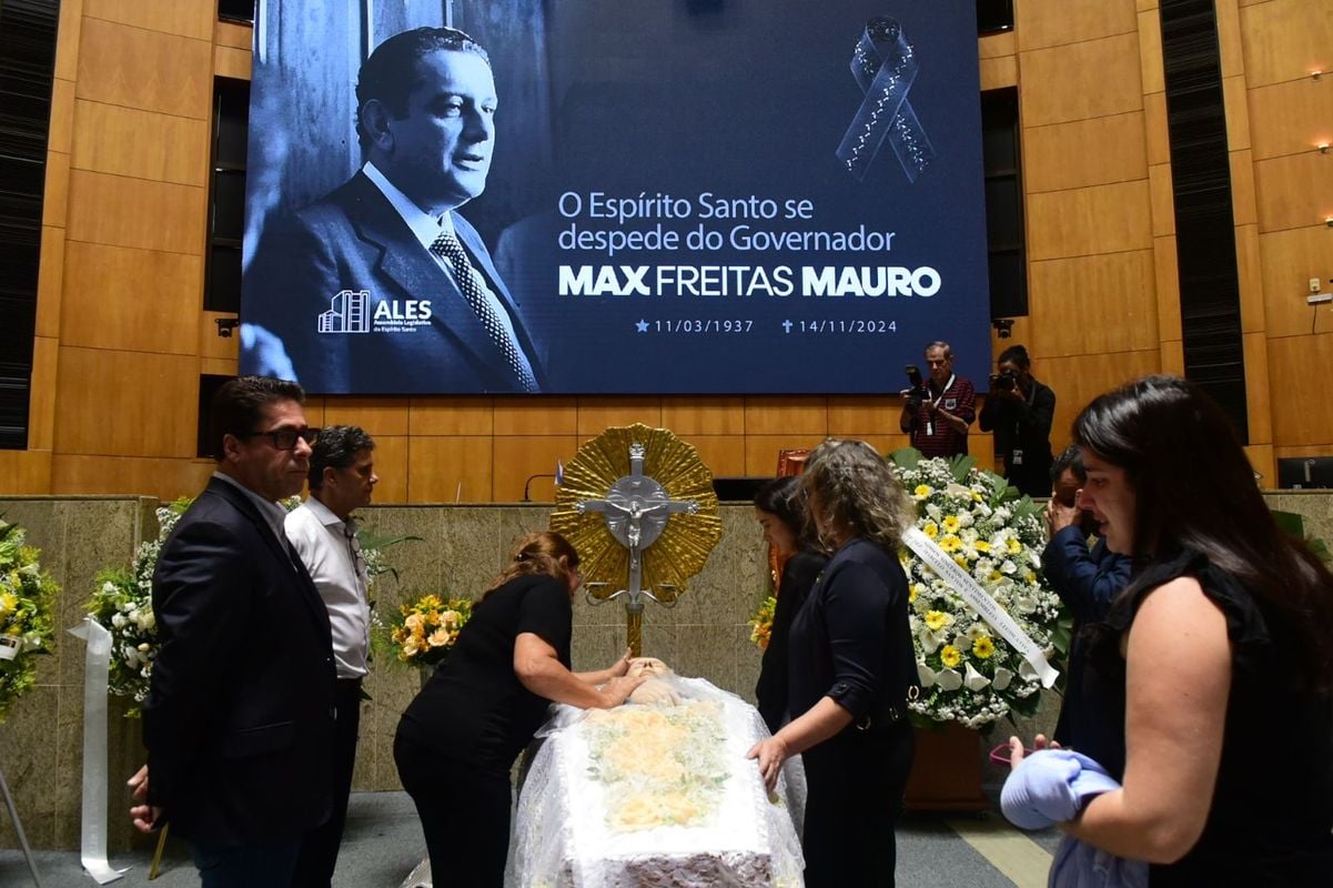 Velório de Max Mauro foi marcado por emoção e homenagens na Assembleia Legislativa do ES por Carlos Alberto Silva