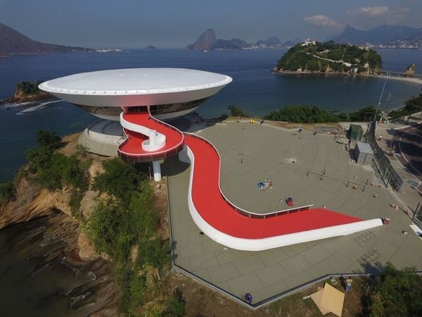 Vista aérea do Museu de Arte Contemporânea, em Niterói (RJ): cidade é um dos destinos de nova linha de ônibus da Águia Branca