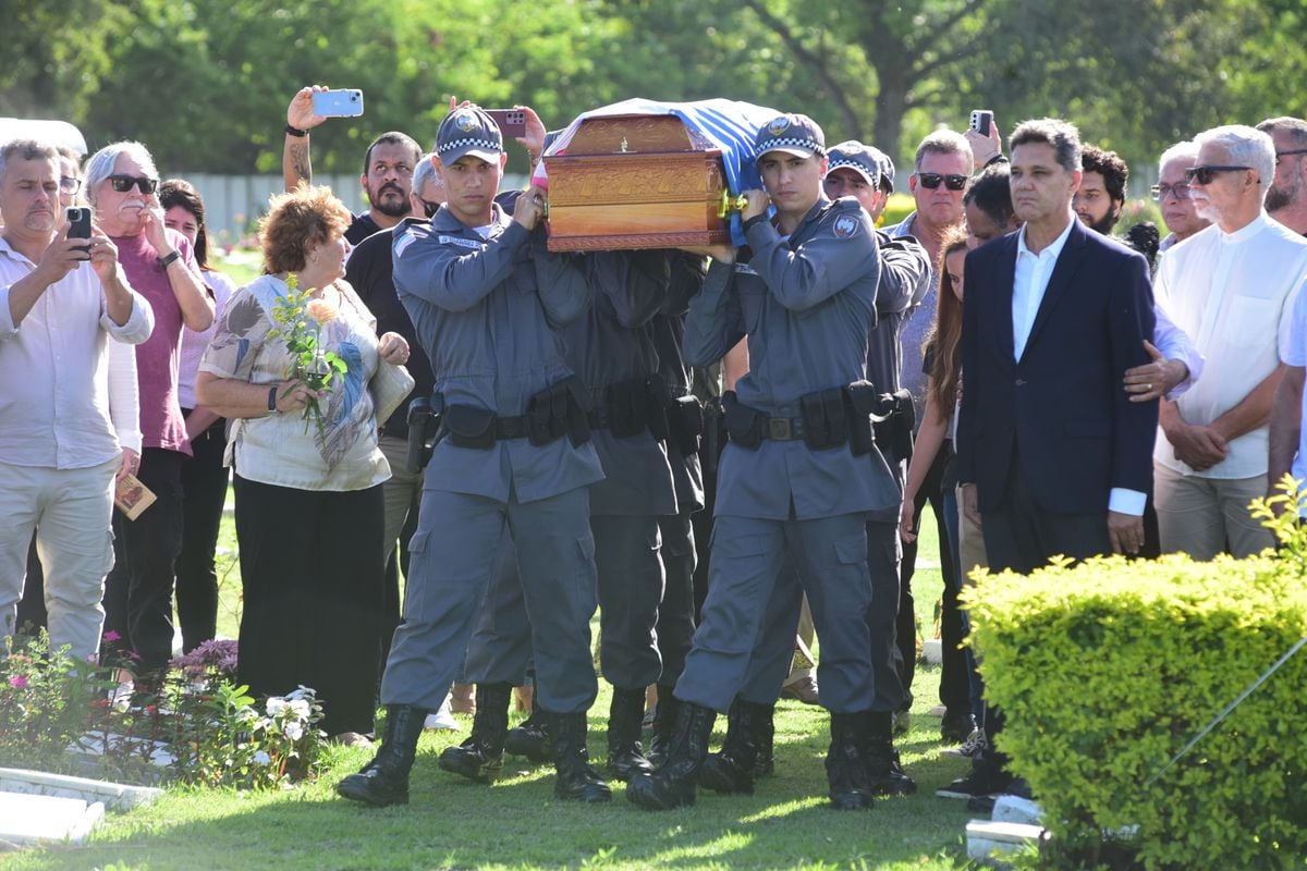 Último adeus a Max Mauro, na tarde desta sexta-feira (15), foi marcado por homenagens e honrarias