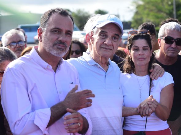 Último adeus a Max Mauro, na tarde desta sexta-feira (15), foi marcado por homenagens e honrarias por Ricardo Medeiros