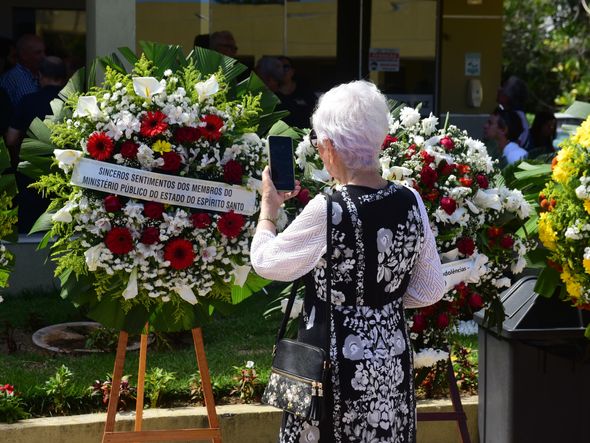 Último adeus a Max Mauro, na tarde desta sexta-feira (15), foi marcado por homenagens e honrarias por Ricardo Medeiros
