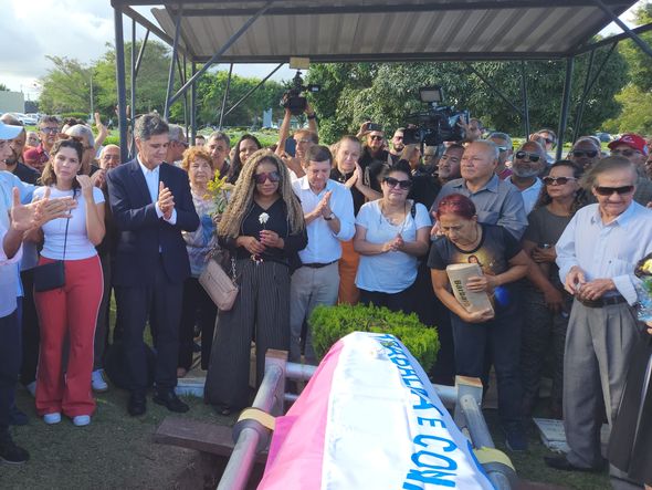 Emoção no sepultamento do ex-governador Max Mauro, em Vila Velha por Ricardo Medeiros
