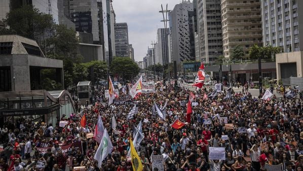 Os poucos políticos presentes no ato eram do PSOL, como os deputados federais Erika Hilton e Guilherme Boulos e o estadual Carlos Giannazi; expoentes da direita foram alvos de insultos