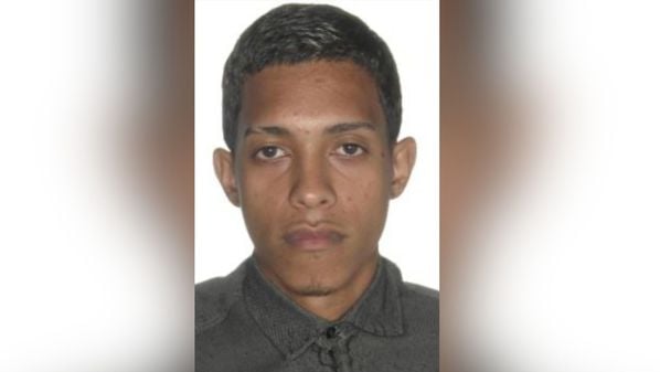 Vítima foi identificada como João Paulo Medeia Damacena, de 20 anos; mãe dele ouviu os disparos e, quando foi verificar, encontrou corpo do filho