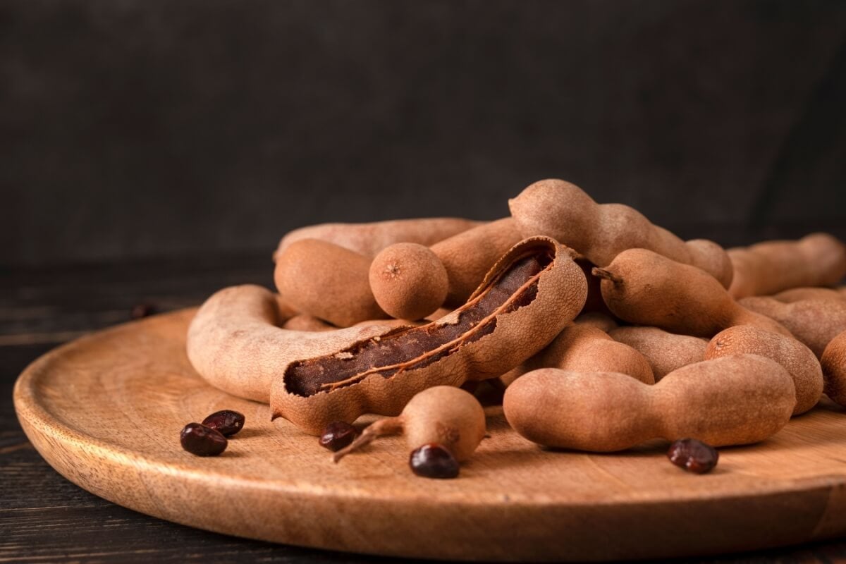 O tamarindo é uma fruta benéfica para a saúde (Imagem: Yarrrrrbright | Shutterstock)