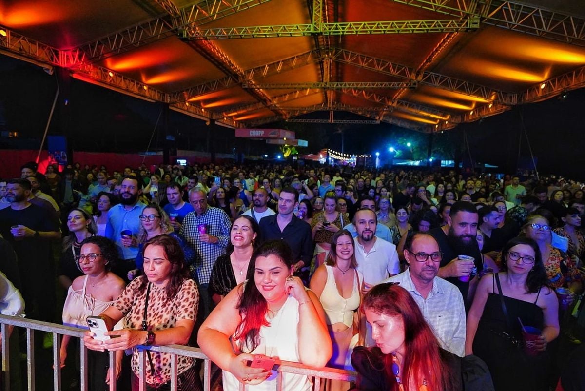 Público acompanha o show do cantor Leoni no Fest Gastronomia por Vitor Jubini