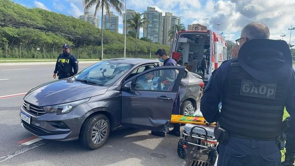 Condutor contou que estava indo trabalhar quando foi fechado por outro carro antes de perder controle da direção e bater em veículo estacionado e em placa de sinalização na Avenida Dante Michelini