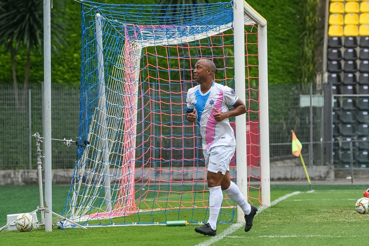 Edinho comemora gol na semi-final da Série B