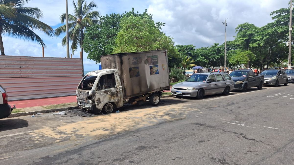 Mulher coloca fogo em caminhão de ex-namorada na Praia da Costa, em Vila Velha por Any Cometti/ TV Gazeta