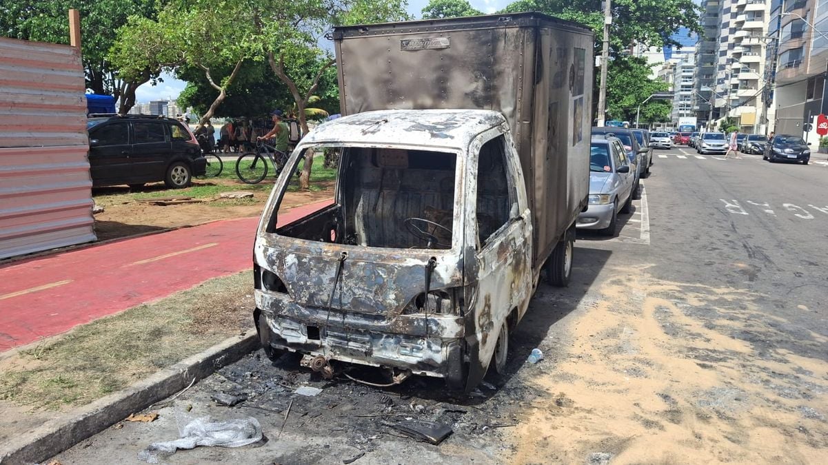 Mulher coloca fogo em caminhão de ex-namorada na Praia da Costa, em Vila Velha por Any Cometti/ TV Gazeta
