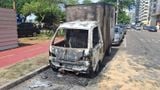 Mulher coloca fogo em caminhão de ex-namorada em Vila Velha(Any Cometti/ TV Gazeta)