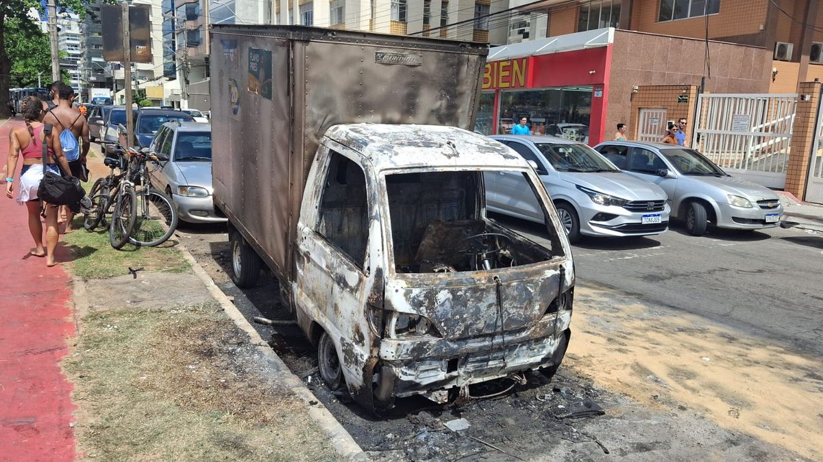 Mulher coloca fogo em caminhão de ex-namorada na Praia da Costa, em Vila Velha por Any Cometti/ TV Gazeta