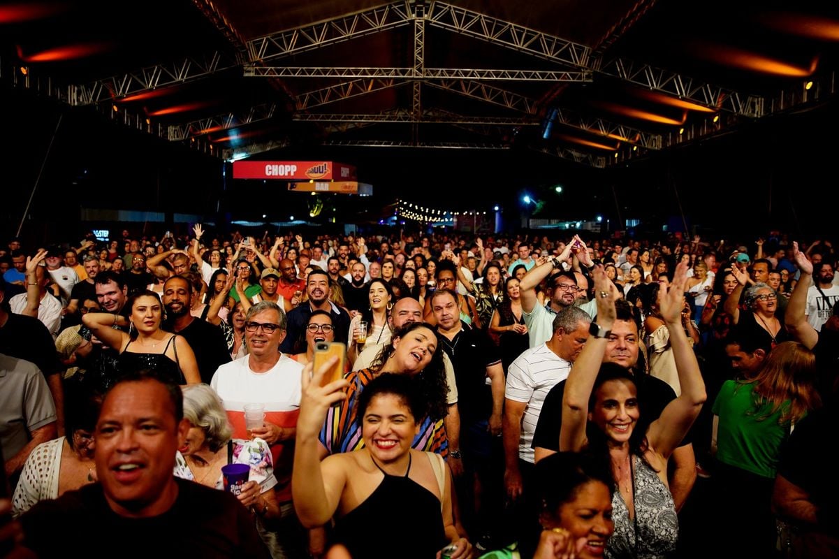 Público acompanha Baile do Simonal e Paulo Miklos no Fest Gastronomia 2024 por Fernando Madeira