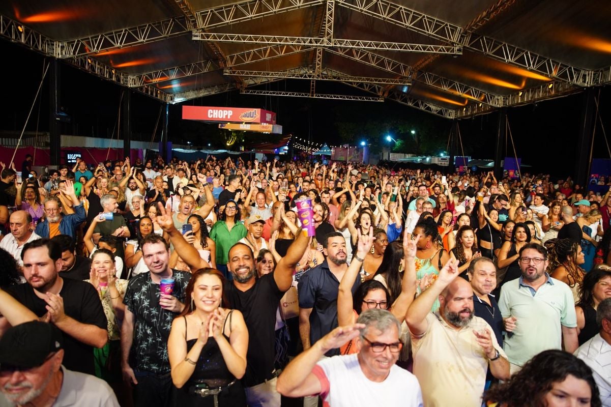 Público acompanha Baile do Simonal e Paulo Miklos no Fest Gastronomia 2024