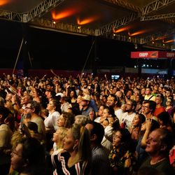 Palco principal, praça de alimentação, feira de produtores e espaços de atrações do megaevento da gastronomia capixaba oferecem conforto mesmo com previsão de chuva