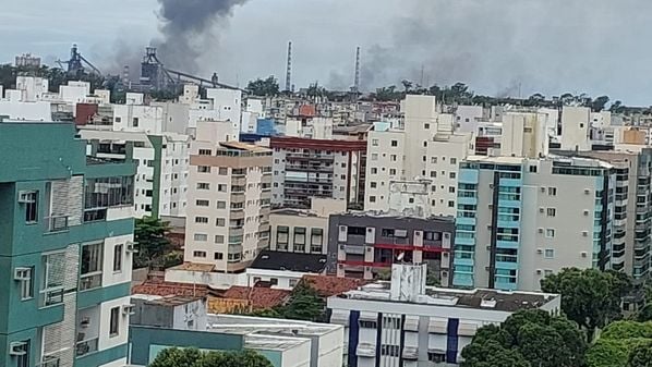 Um forte e repentino barulho semelhante ao de uma explosão, na tarde de domingo (17), chamou a atenção de moradores da Grande Vitória, que perceberam em seguida uma densa fumaça saindo da ArcelorMittal