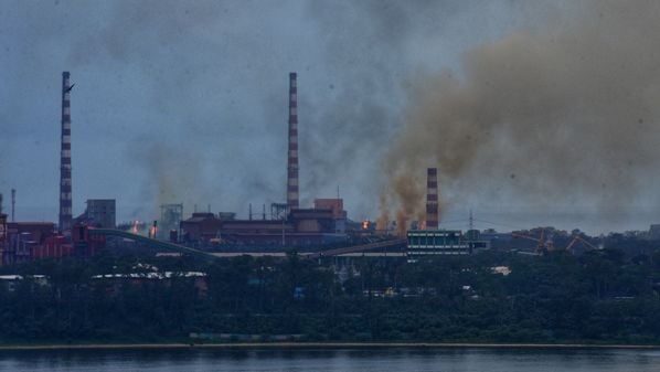 Empresa diz que não houve vítimas e que os órgãos de controle ambiental foram informados da ocorrência que assustou moradores da Grande Vitória na tarde deste domingo (17)