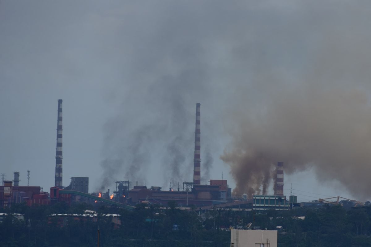 Explosão, fogo e fumaça na área da ArcelorMittal, no Complexo de Tubarão, entre Vitória e a Serra