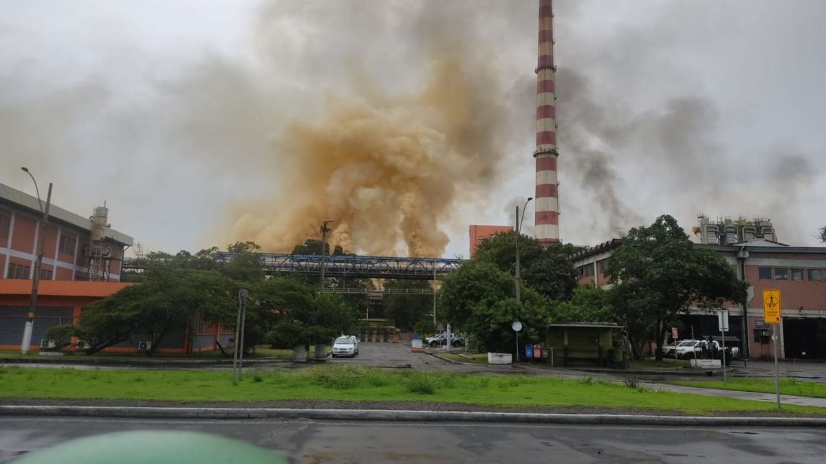 Fumaça amarela e preta que surgiu após barulho de explosão na ArcelorMittal Tubarão