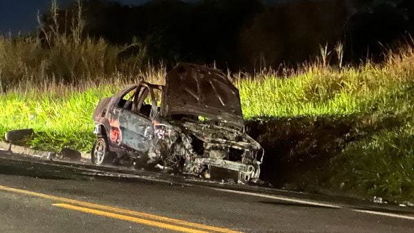 De acordo com o Corpo de Bombeiros, equipes foram até o local e extinguiram as chamas. Não houve vítimas socorridas