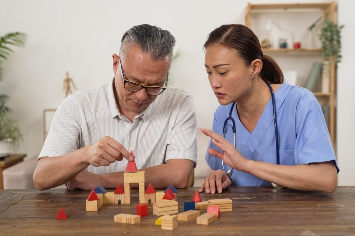 A terapia ocupacional capacita os pacientes para as suas atividades diárias (Imagem: PRPicturesProduction | Shutterstock) 