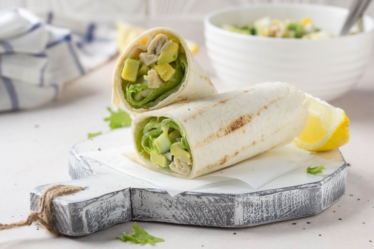 Wrap de frango com abacate (Imagem: Lapina Maria | Shutterstock)