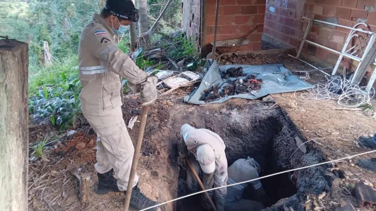 Buraco onde Bombeiros resgataram restos mortais incendiados da vítima